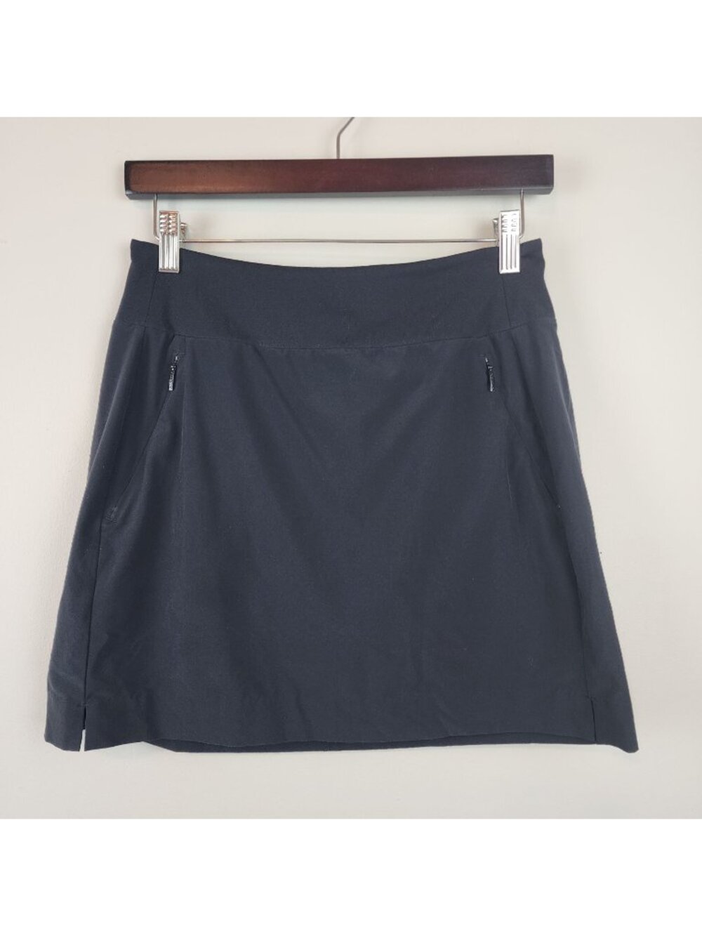 Athleta black skort sz 4 pull on zip pockets